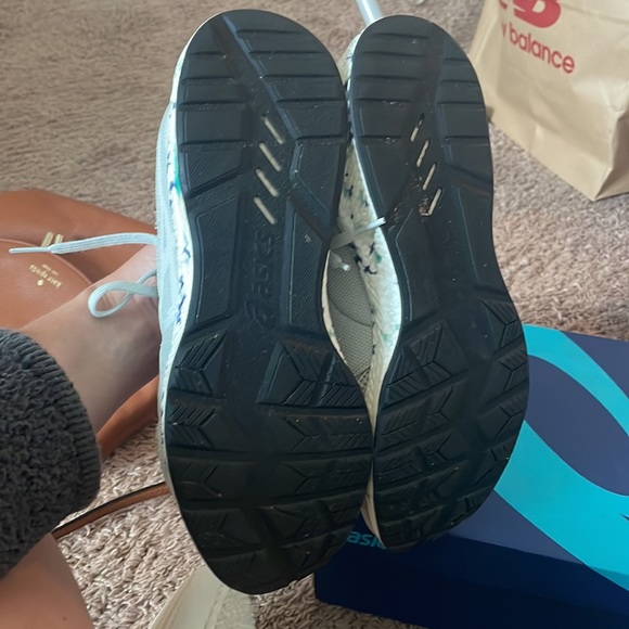 ASICS - Picture 3 of 3